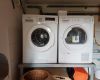 Waschmaschine und Trockner im alten Waschhaus